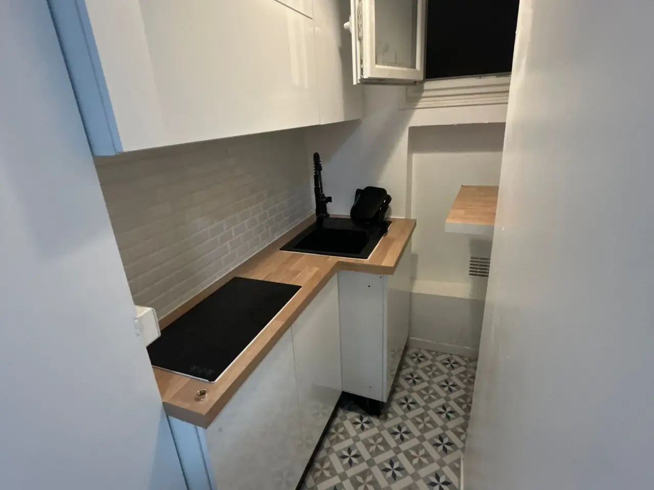 Cuisine rénovée et sol en carreaux de ciment : résultat final