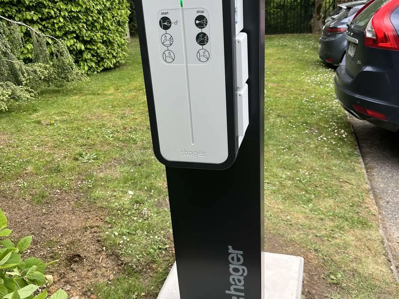 Borne de recharge IRVE sur socle béton : résultat final