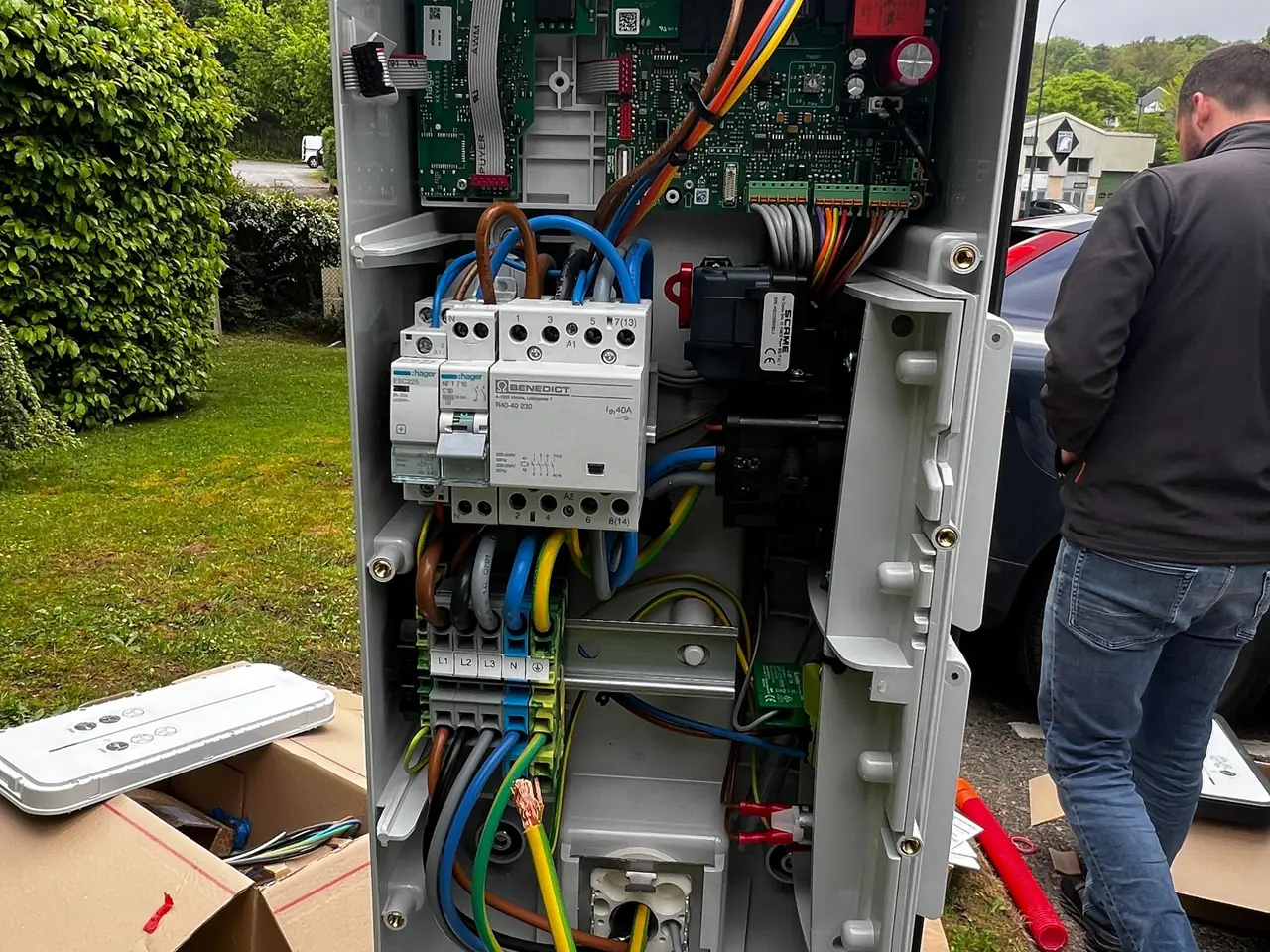 Armoire électrique d’une borne de recharge câblée par Afinov BTP